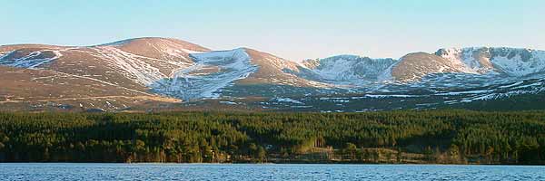 Cairngorms_from_Loch_morlich