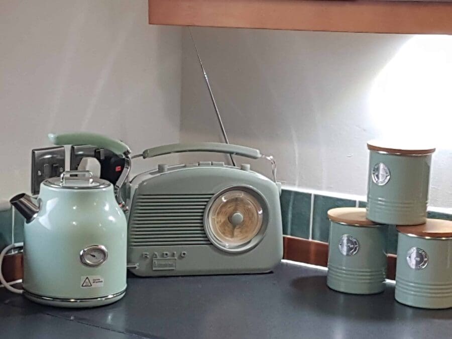 20181216_145926 Aviemore Accommodationkitcehn with radio pots and kettle
